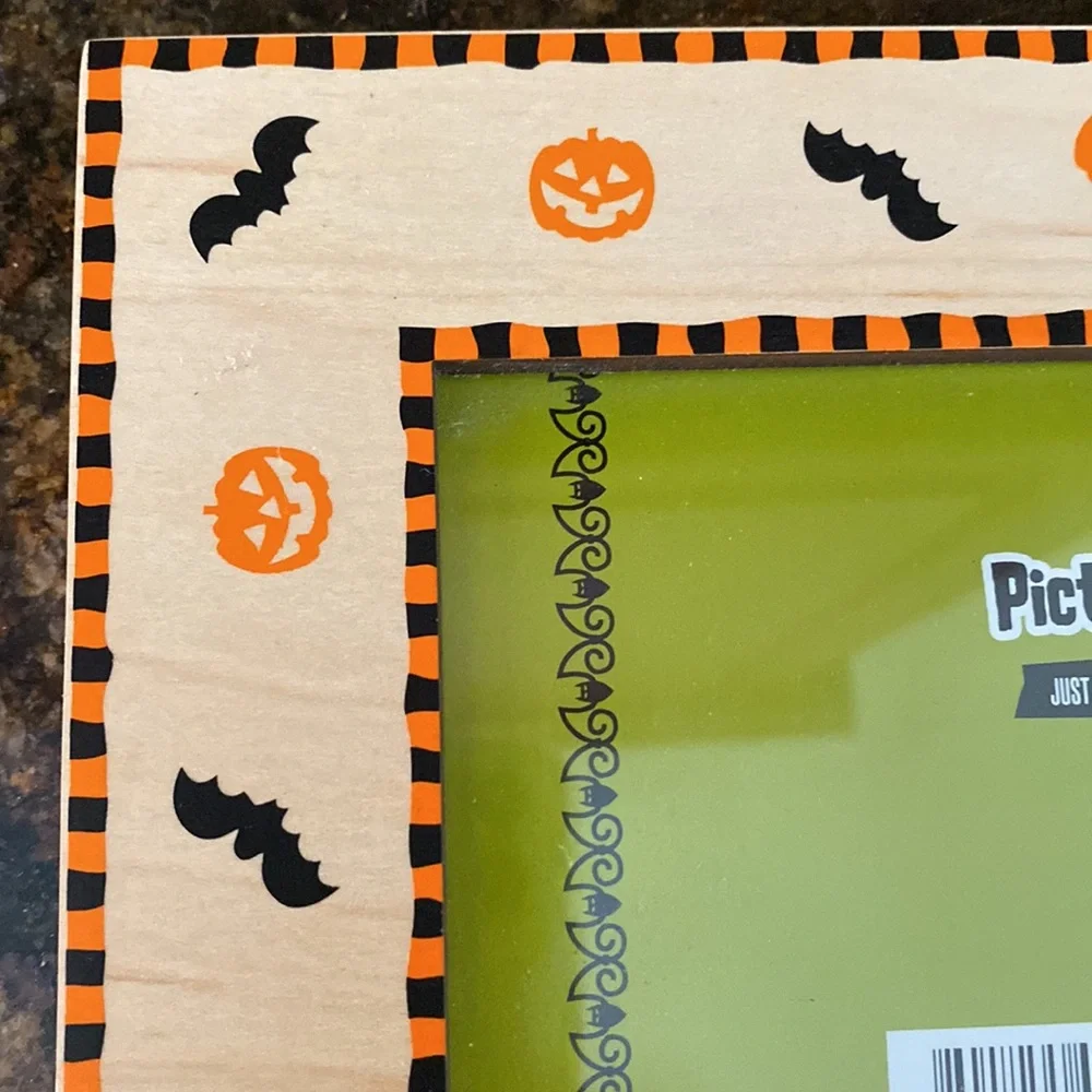 Halloween Picture Frame Jack-o-Lantern Pumpkin and Bat Design on Wood 4x6